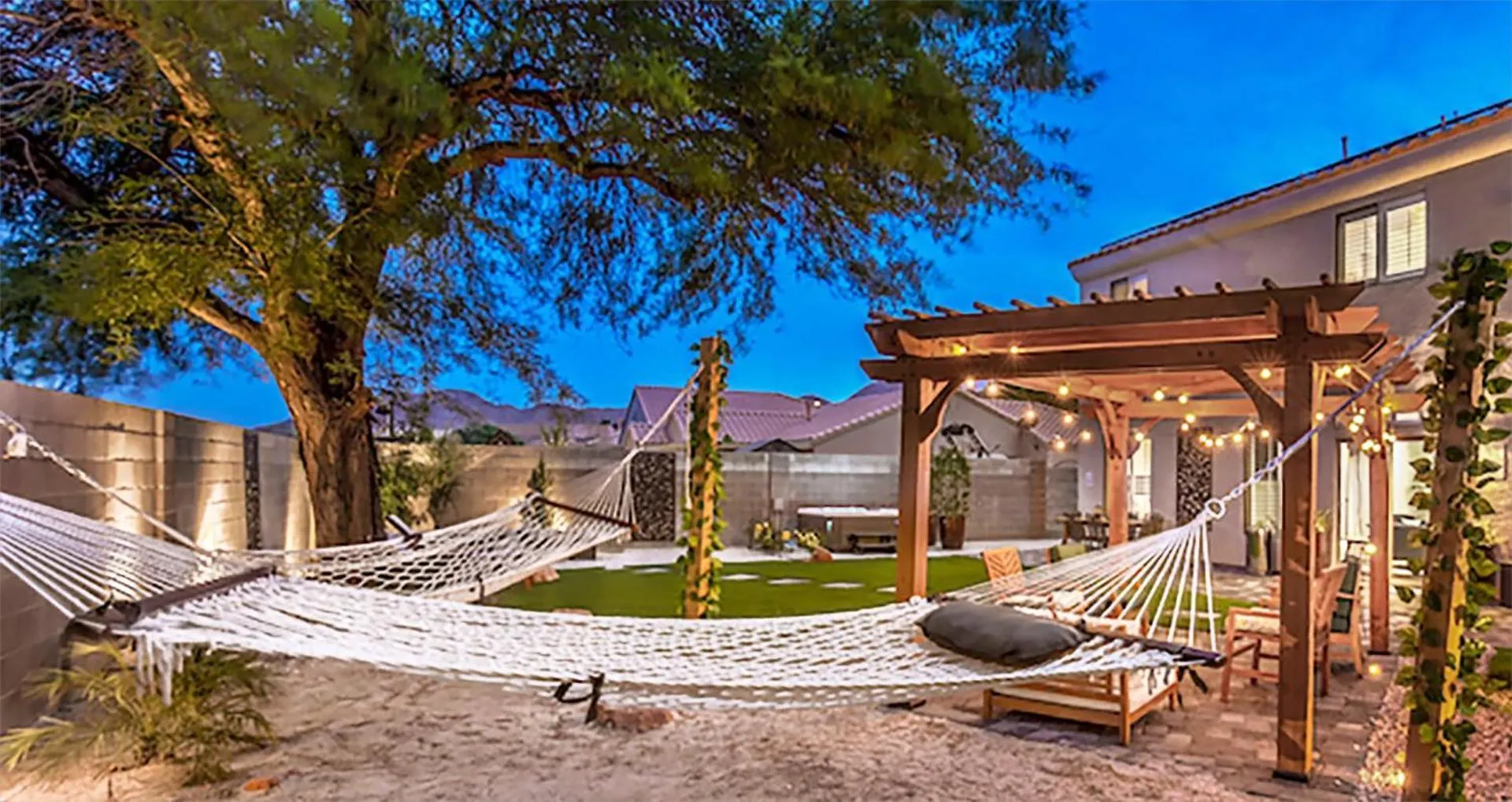 Buddha Gem, Central 6 Bed Room Luxury Home With Pool Hot Tub Game Room And Much More Las Vegas