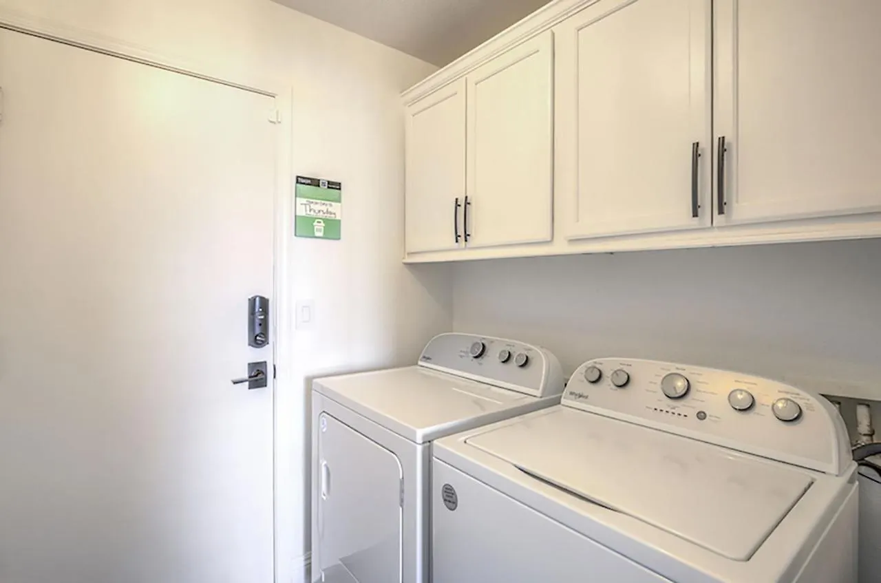 Holiday home Buddha Gem, Central 6 Bed Room Luxury Home With Pool Hot Tub Game Room And Much More Las Vegas