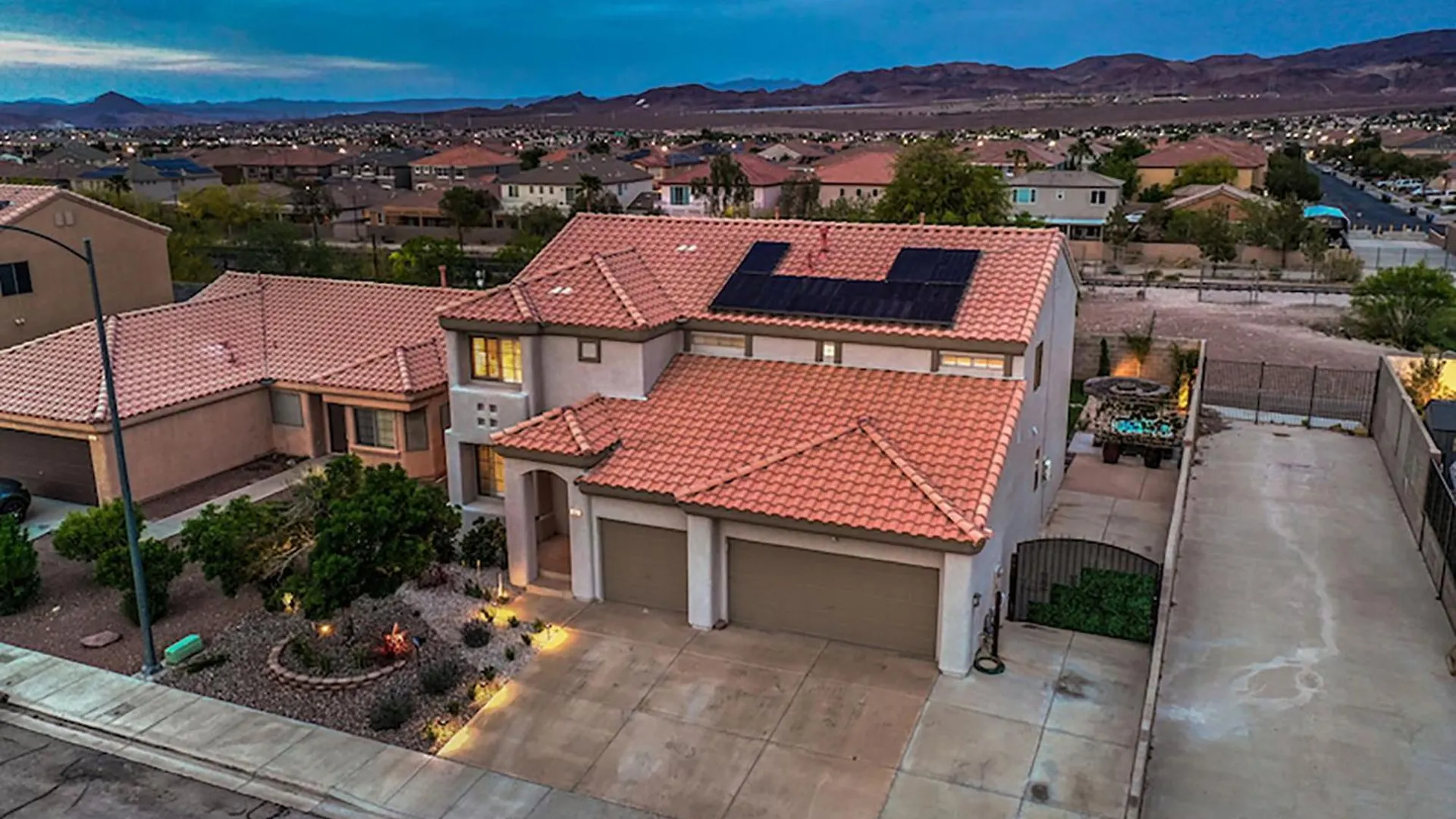 Buddha Gem, Central 6 Bed Room Luxury Home With Pool Hot Tub Game Room And Much More Las Vegas Holiday home